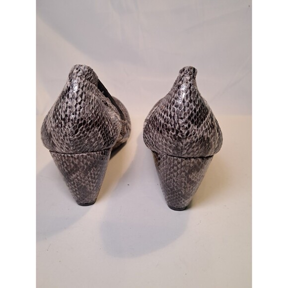 BCBG Paris Snakeskin Wedge Shoes 2.5" Heel Slip On Size 8B Pumps Gray Brown - Picture 5 of 10